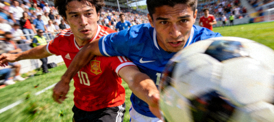 足球比赛现场直播画面特写，球员激烈拼抢